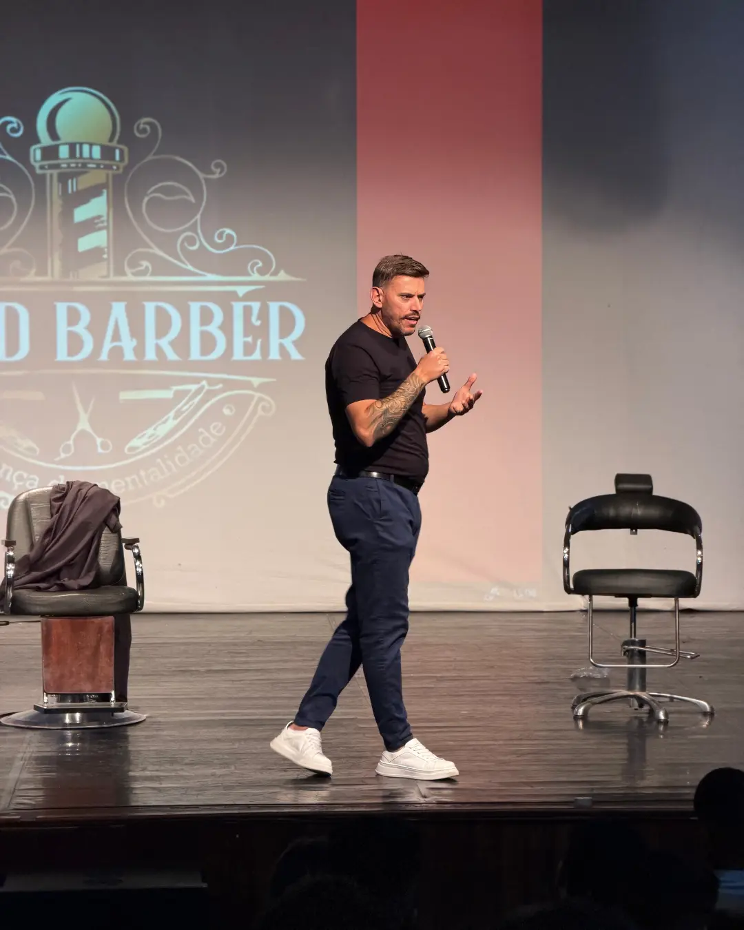 Daniel Cândido ensinando em um evento para profissionais